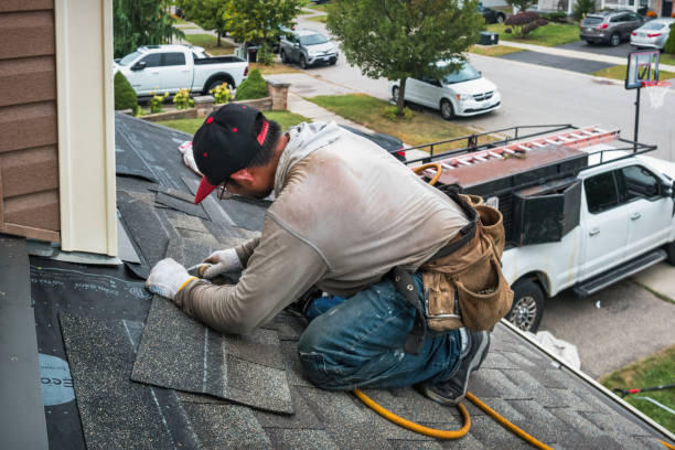Professional Roofing technician working in Le Center, MN